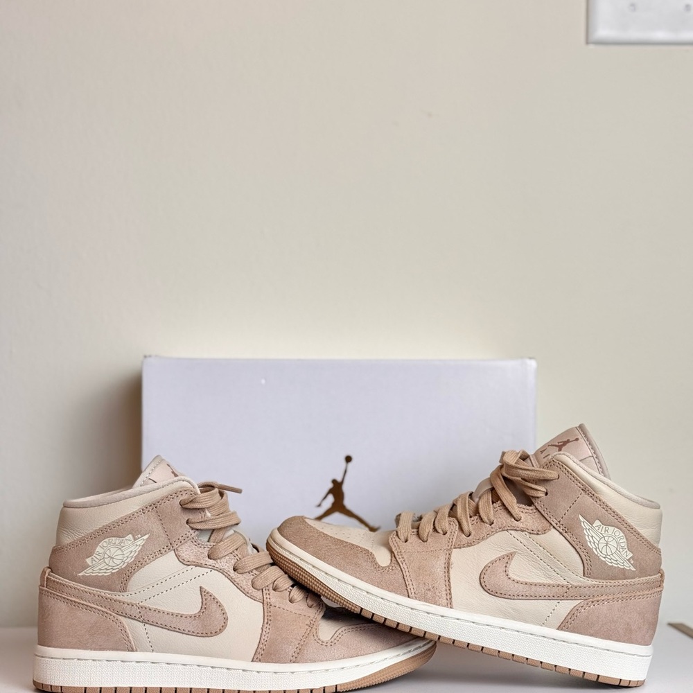 Wmns Air Jordan 1 Mid SE 'Legend Light Brown'